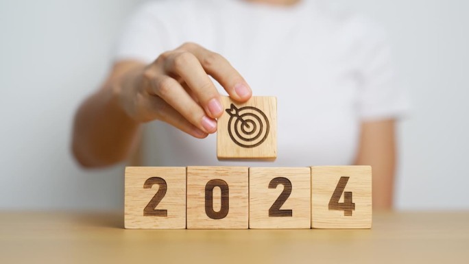 2023年改为2024年，带有飞镖图标。目标、目标、决议、策略、计划、行动、使命、动机和新年开始的概
