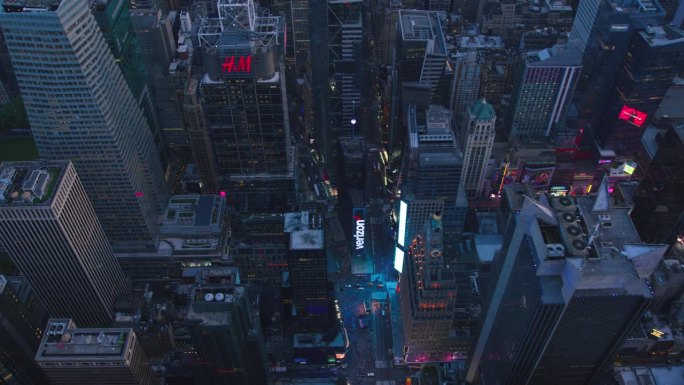 直升机游览纽约市建筑。飞越灯火通明的时代广场，那里有五颜六色的广告牌，成群的游客享受着曼哈顿的夜生活