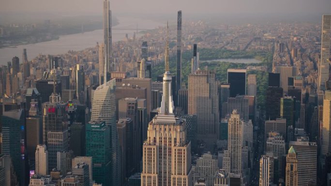 纽约市和曼哈顿全景城市景观与帝国大厦的航拍镜头。以中央公园和哈德逊河为背景的旅游景点的直升机视图