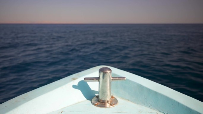 近景:一艘漂浮在海上的船的船首，用空的船头系泊