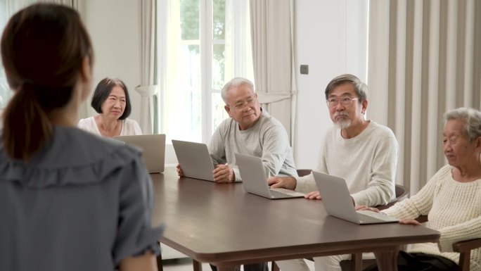 美丽善良的年轻亚洲护士向老人传授生活技能的后景。