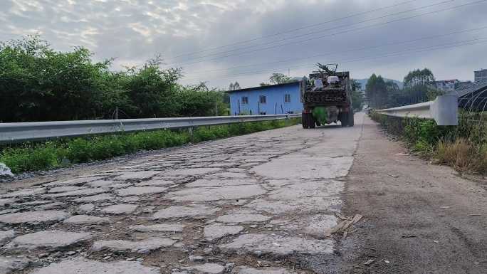 乡村道路质量问题超载重车压坏路面破损坏路