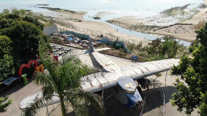 无人机航拍海边废弃飞机