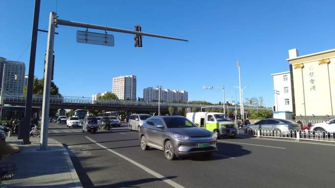 人文市井气息过马路街景城市生活夕阳西下