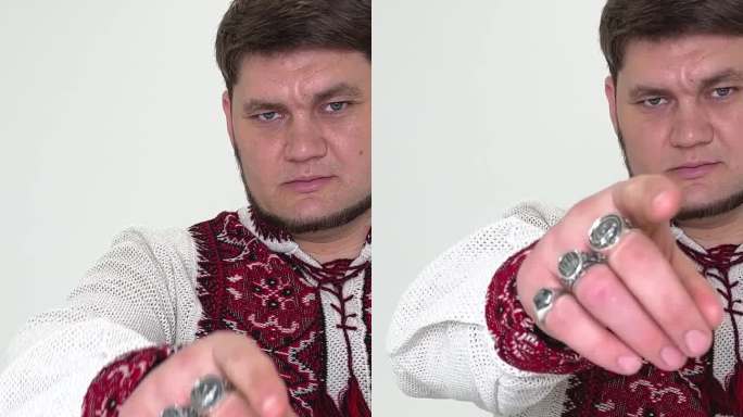 手指上戴着三个戒指，神情严肃的中年乌克兰哥萨克人，手指伸进镜框看着我们。强壮的，摩尔人的眼神深邃，整