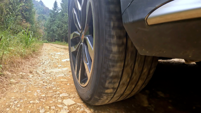 车轮行驶轮胎旋转 泥泞的土路石头路
