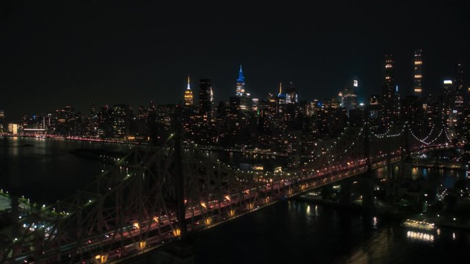 傍晚的纽约市东河景观，上东区摩天大楼和埃德·科赫·昆斯伯勒大桥。电影夜天际线与曼哈顿城市景观与办公大
