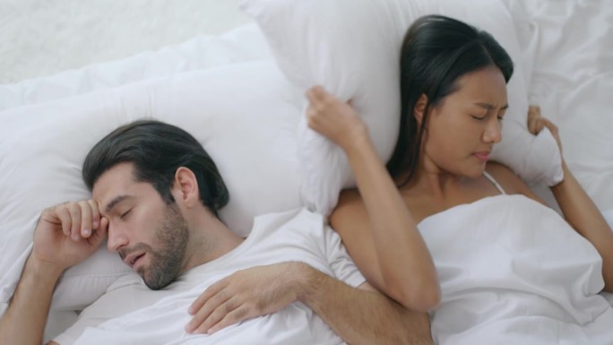丈夫的鼾声使妻子在卧室睡觉时感到厌烦。经常大声打鼾，直到让睡在一起的人感到烦恼