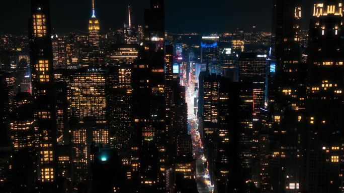从空中俯瞰纽约曼哈顿市中心的建筑。从直升机上拍摄的商业区全景夜景。城市景观与写字楼和繁忙的交通在街道