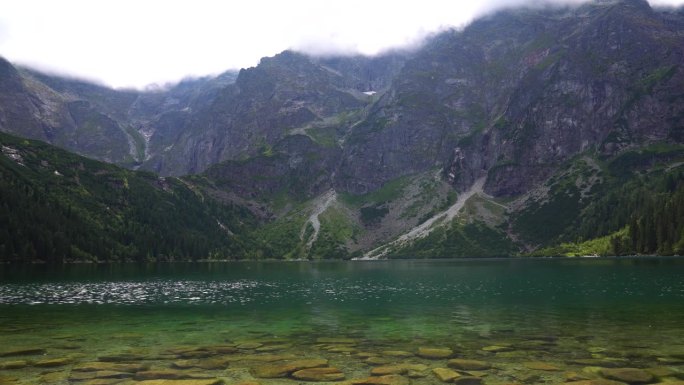 莫斯基湖(海眼)是塔特拉山脉最大、第四深的湖。它位于波兰Tatra国家公园的深处，在Rybi Pot