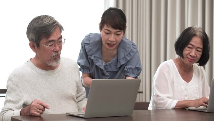 一位亚洲老年男性有电脑问题，一位护士来帮助他。