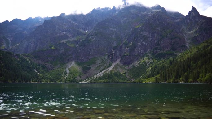 莫斯基湖(海眼)是塔特拉山脉最大、第四深的湖。它位于波兰Tatra国家公园的深处，在Rybi Pot