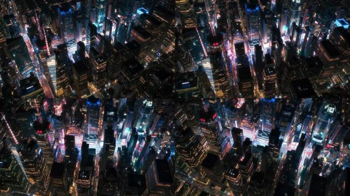 纽约市夜间空中景观，曼哈顿中城摩天大楼和彩色照明时代广场广告。在电灯下的城市景观的电影无人机视图