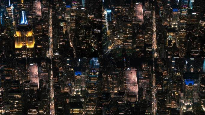 从空中俯瞰纽约曼哈顿市中心的建筑。从直升机上拍摄的商业区高角度夜间镜头。城市景观与写字楼和繁忙的交通