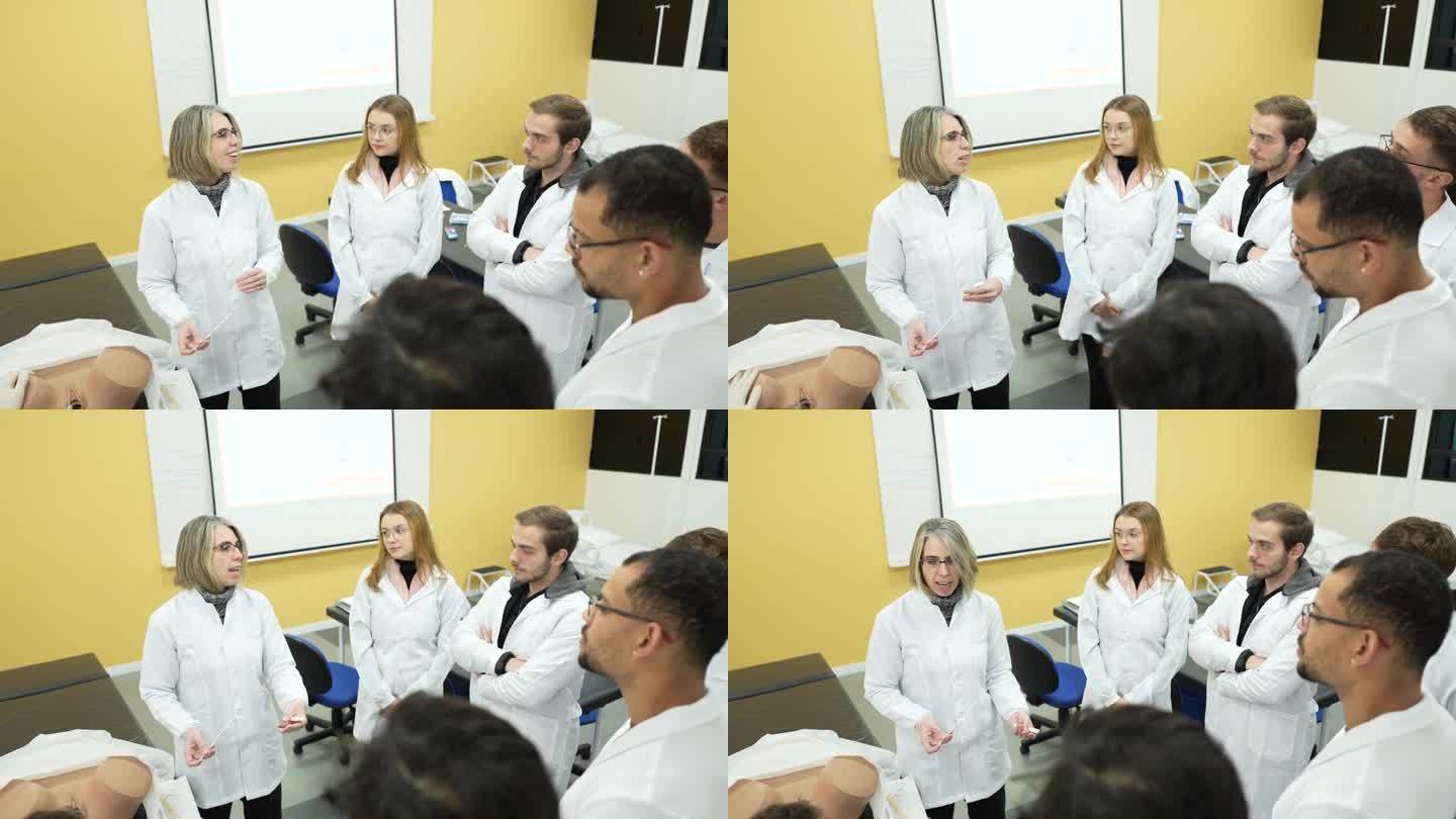 教授和医科学生在一堂实用妇科课上