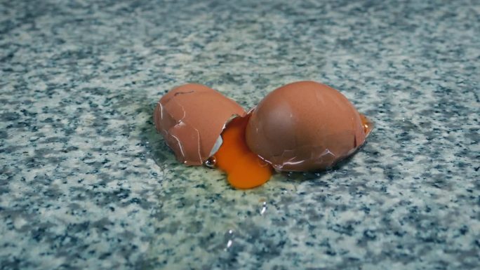 鸡蛋碎在地板上厨房事故