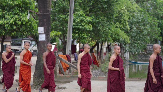 缅甸孤儿院寺庙行走的僧侣
