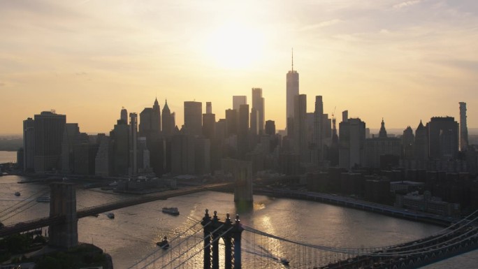 城市日落风光与东河，曼哈顿和布鲁克林大桥，历史和现代纽约市摩天大楼。空中鸟瞰一个受欢迎的美国旅游和商