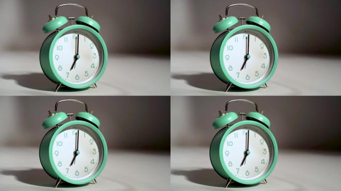 一个古老的经典绿松石闹钟在早上7点响起的特写。闹钟响了，该起床了，旧的金属表，经典的样子。复古，复古