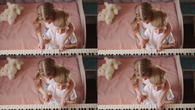 扎着辫子的女孩和哥哥一起弹钢琴