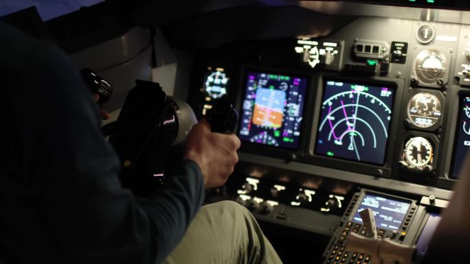 飞行员手握飞机舵的特写镜头。照明飞机控制面板。