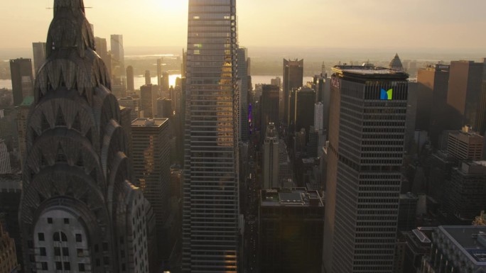 纽约的直升机鸟瞰图。无人机拍摄的曼哈顿下城历史摩天大楼映照出一座现代办公大楼。国际旅游和商业中心的城