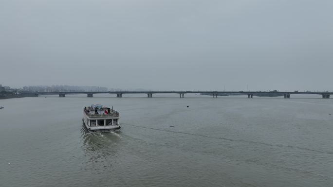航拍襄阳汉江河流航运轮船游轮船舶水上交通