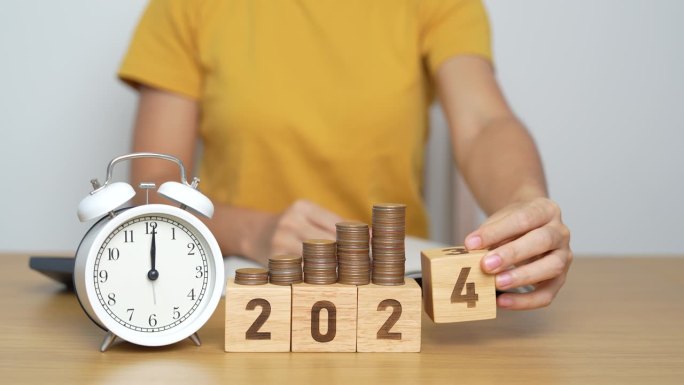 新年快乐，带着复古闹钟，把2023年改成2024年。决心，目标，计划，行动，存钱，退休基金，养老金，