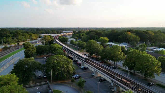 地铁列车进站的鸟瞰图。高出地面的铁路线。日落时的西区住宅区。亚特兰大，佐治亚州，美国