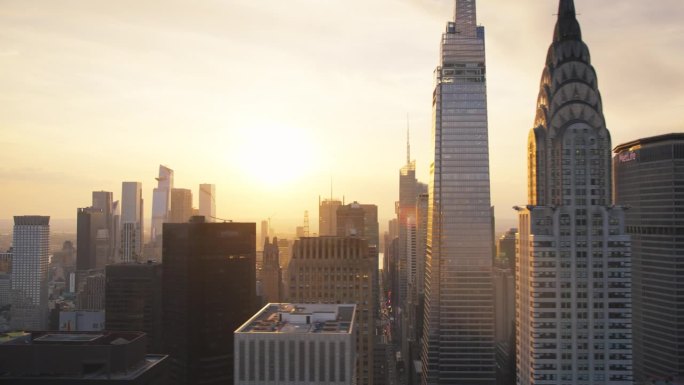 纽约市和曼哈顿的空中城市景观。城市景观与办公大楼和历史悠久的克莱斯勒和帝国大厦摩天大楼。史诗旅行目的