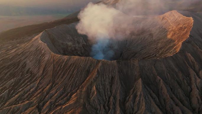 冒着白烟的火山