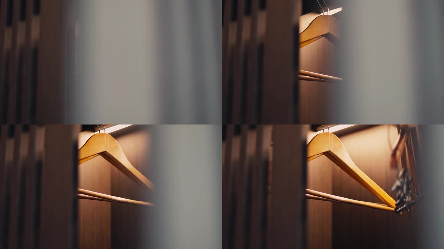 酒店内木制衣柜的衣架。打开时，柜内会有一盏灯自动亮起。