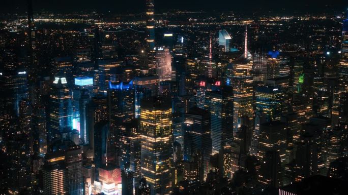 夜景纽约直升机之旅。俯瞰曼哈顿，俯瞰灯火通明的办公大楼和大城市里挤满汽车和出租车的街道