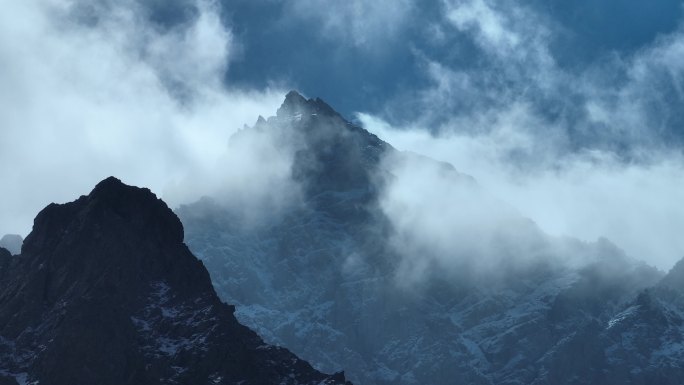 甘肃 张掖 祁连山马蹄寺风景区 森林雪山