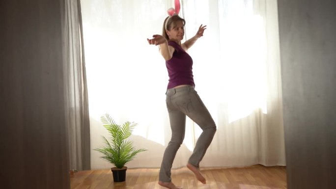 跳舞的女孩，长着兔子耳朵的女人。积极的态度，充满活力的生活。