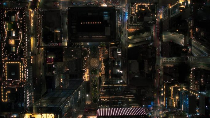电影直升机夜间镜头移动对角线在纽约市大道网格系统。拥挤的街道、道路、汽车、夜生活和高大的现代摩天大楼