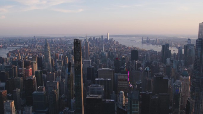 从中城到曼哈顿下城建筑的空中纽约城风景。全景华尔街金融区镜头从直升机。城市景观与办公大楼和摩天大楼