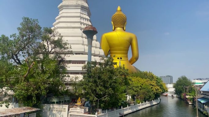 禅寺。哇，哇，哇。这个地方的特点是混合了泰国、缅甸和其他邻近的佛教风格