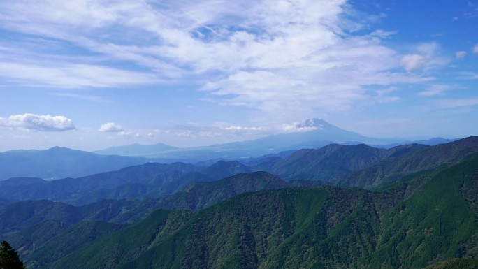 御岳山是横山和内武里岭之间的御岳岭上的最高峰。它交通便利，从新宿和东京到涩泽站大约需要80分钟。
