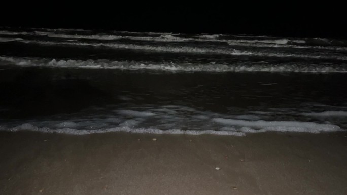 夜间的沙滩海浪