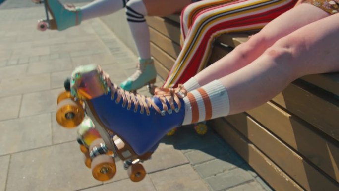 无法辨认的女孩穿着四轮溜冰鞋扭动着双腿