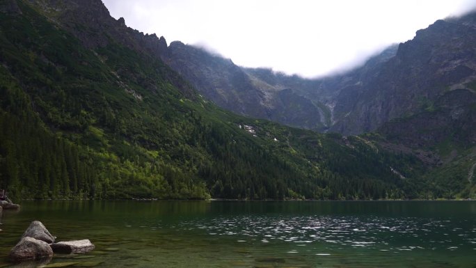 莫斯基湖(海眼)是塔特拉山脉最大、第四深的湖。它位于波兰Tatra国家公园的深处，在Rybi Pot