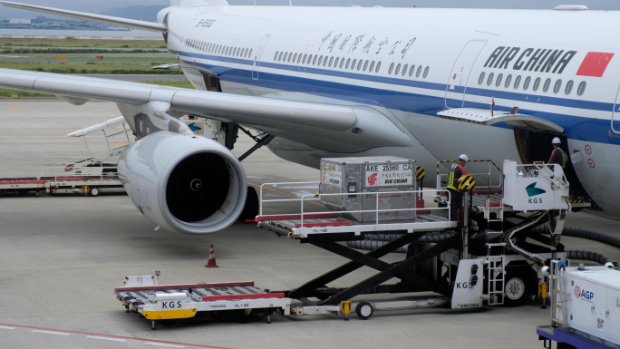 国际客机在大阪机场装卸货物，加油，检修