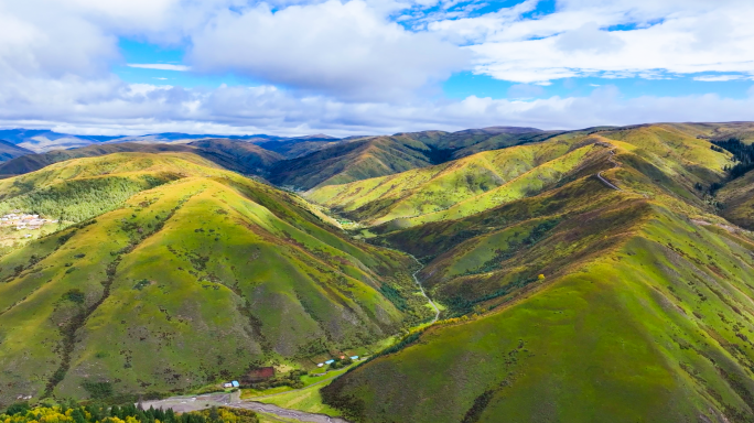 大气唯美秋天川西雪山草地延时航拍