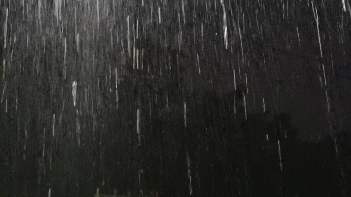 黑夜暴雨夏天暴雨夜晚雨景暴雨之夜雨丝逆光