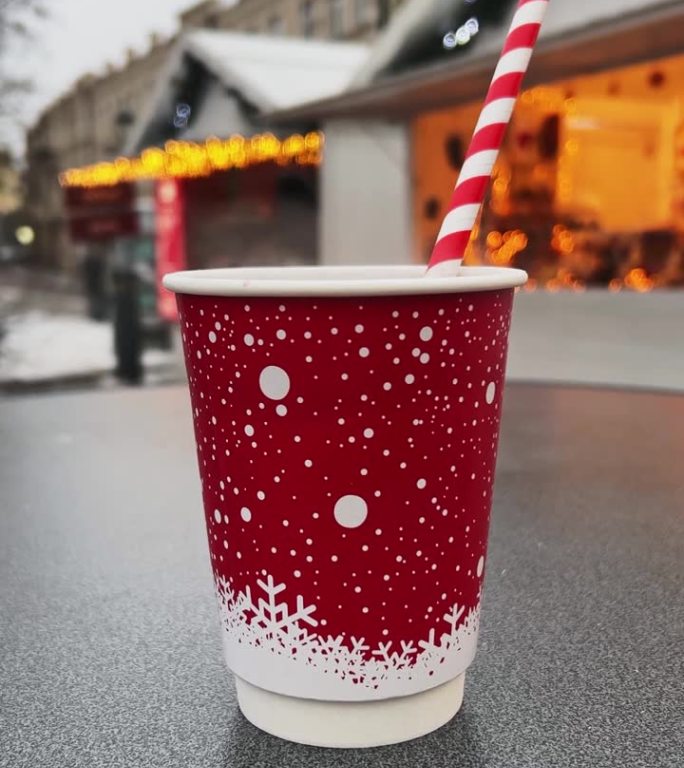 圣诞市场上的冬杯配热红酒特写。传统节日食品和饮料