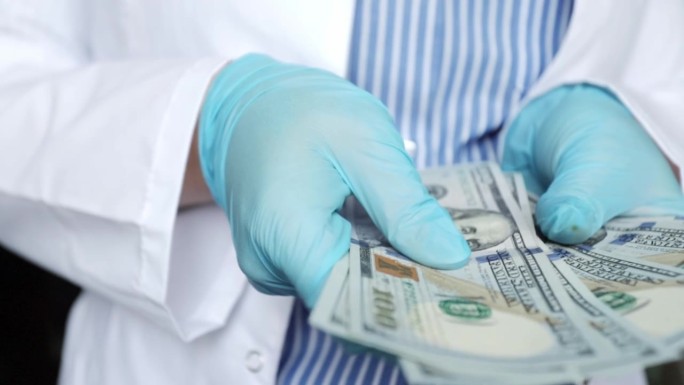 医生计算现金、美元、医疗腐败、贿赂和敲诈勒索、医疗诊所的医疗收入