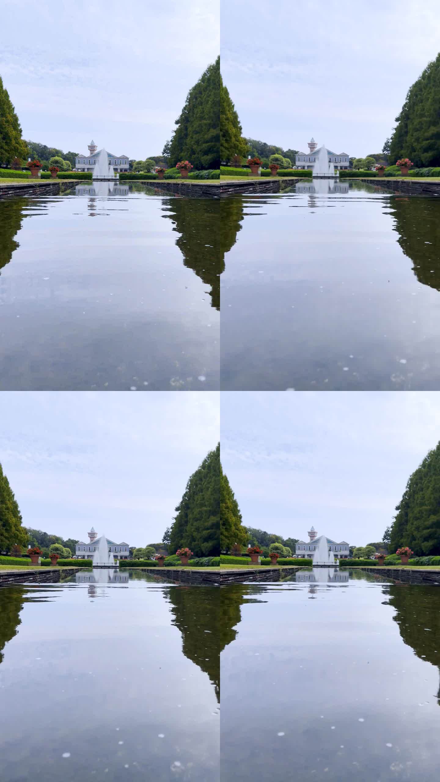 一个对称的广角视角的公园倒映在水中