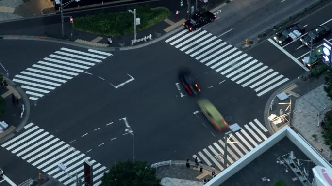 日本东京街道上行人和汽车人群的时间流逝