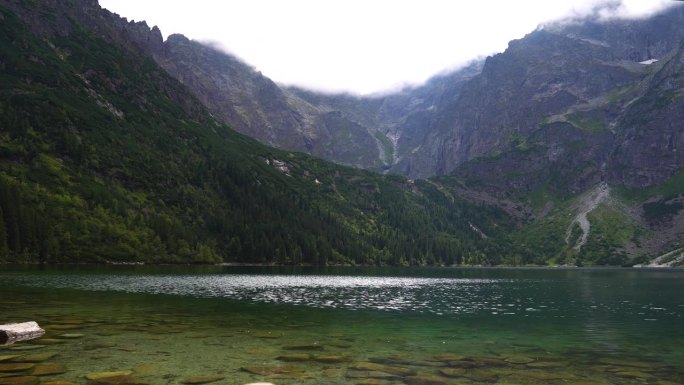 莫斯基湖(海眼)是塔特拉山脉最大、第四深的湖。它位于波兰Tatra国家公园的深处，在Rybi Pot